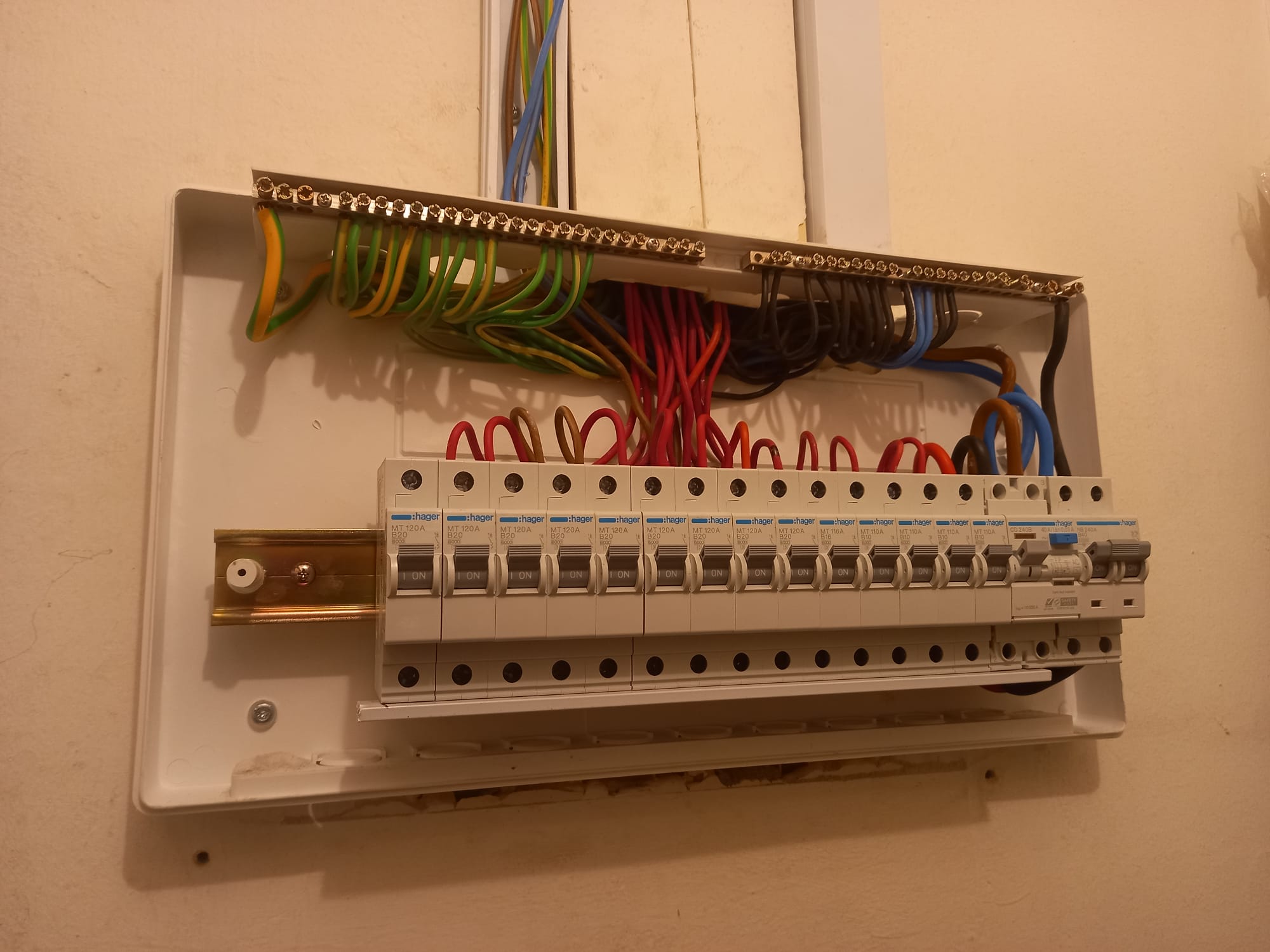 Supply and 18 way db box include RCCB MCBs (include dismantle old DB)